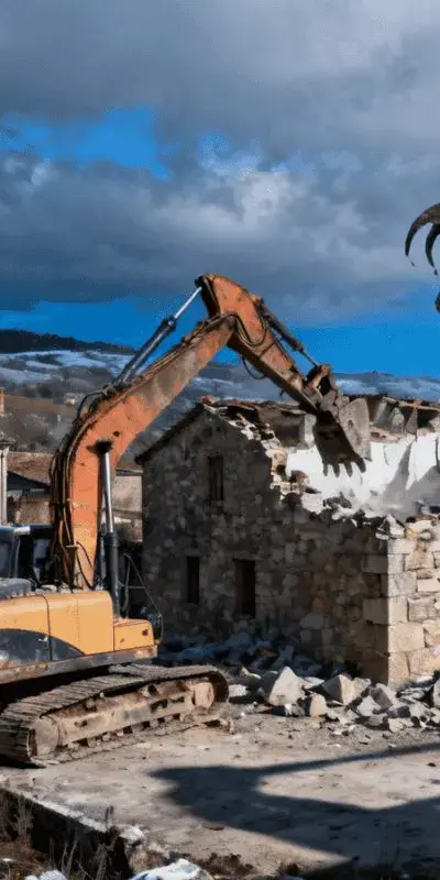 Excavadora de Derribos Hijedo derribando una casa de piedra en la provincia de Burgos